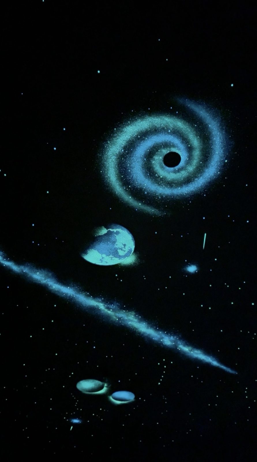 Svítící galaxie, mléčná dráha a planety namalované na stropě ložnice